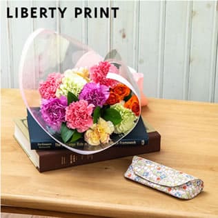母の日 リバティプリント 「メガネケース」と花束のセット／日比谷花壇・画像