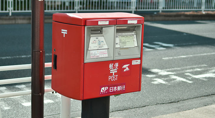 ニットをもつ女性