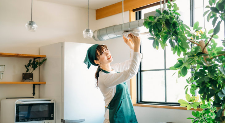 PCを操作している女性